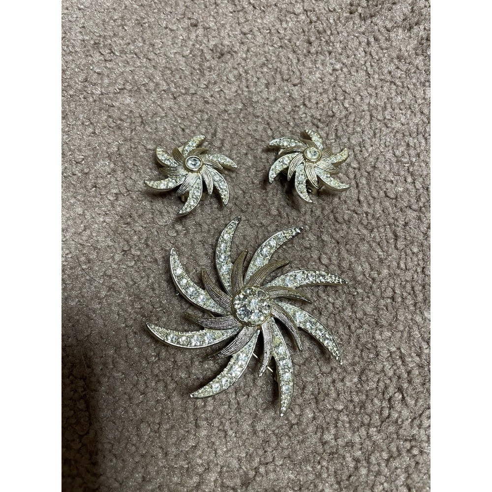 Sarah Coventry pin Pinwheel Starburst Rhinestone Brooch & Clip On Earrings Set